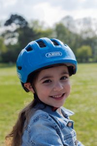 abus-smiley-3-0-bike-helmet-shiny-blue-lifestyle-1.jpg