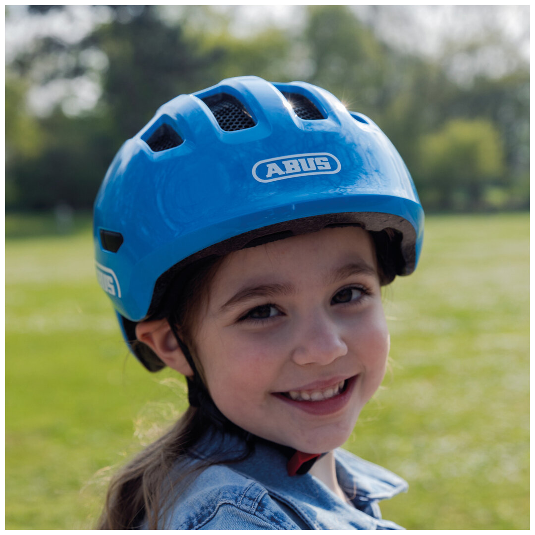 abus-smiley-3-0-bike-helmet-shiny-blue-lifestyle-1.jpg